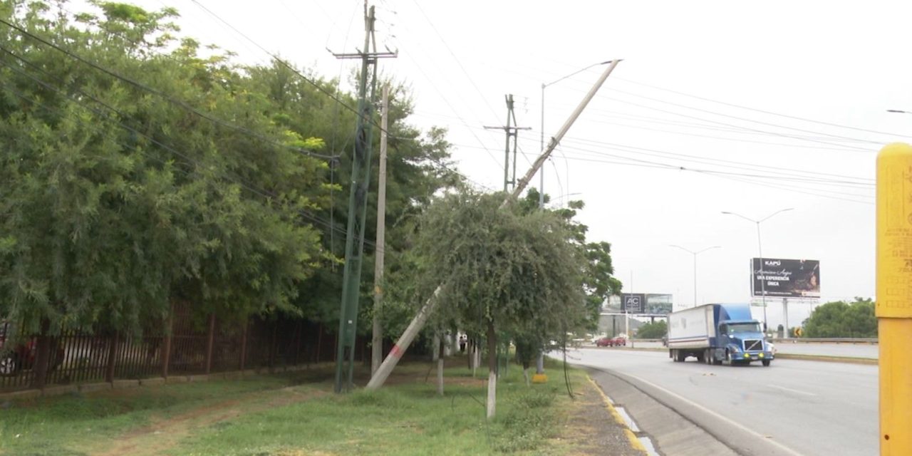 A punto de caer poste de la CFE en Ramos Arizpe