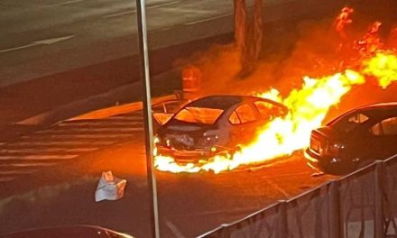 Video: Hombres abandonan un vehículo con restos humanos y luego lo incendian en Puebla