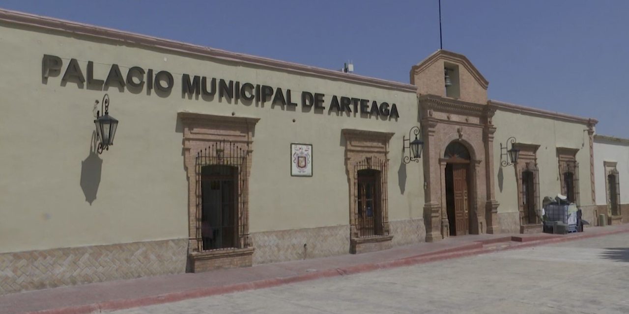 Baja municipio de Arteaga a un peso los recargos por distintos conceptos