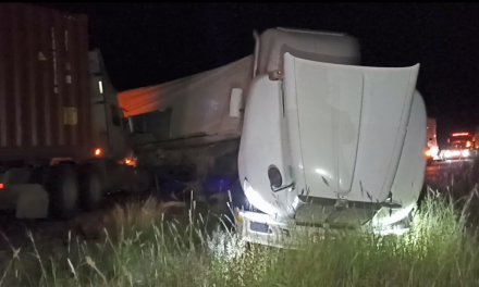 Bloquean por horas la carretera, chocan tráileres en Agua Nueva