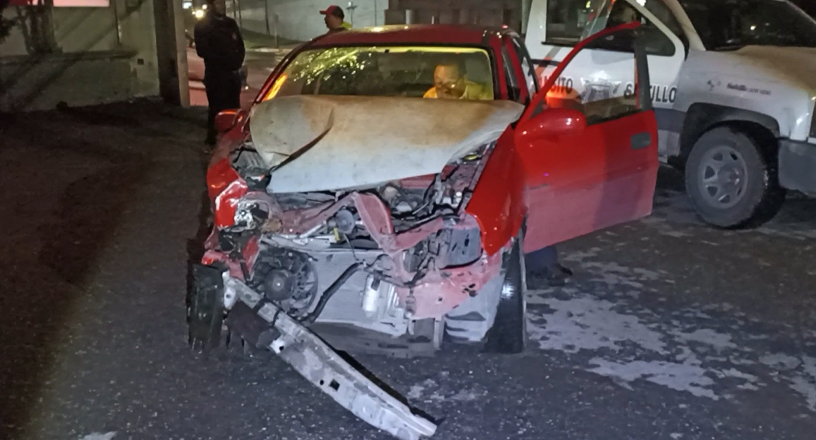 Saltillo: Camioneta los embiste y luego se da a la fuga