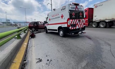 Choca en el periférico LEA contra barandal de puente