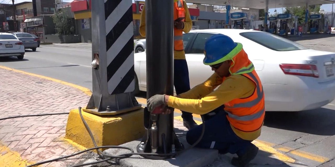 Comienza instalación de postes para semáforos inteligentes en Saltillo