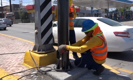 Comienza instalación de postes para semáforos inteligentes en Saltillo