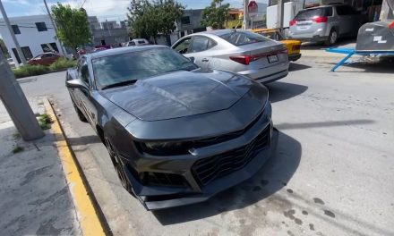 Conductor arrolla con su Camaro a una mujer en Saltillo