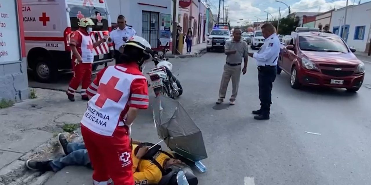 Conductora arrolla a motociclista por no respetar alto en el centro de Saltillo