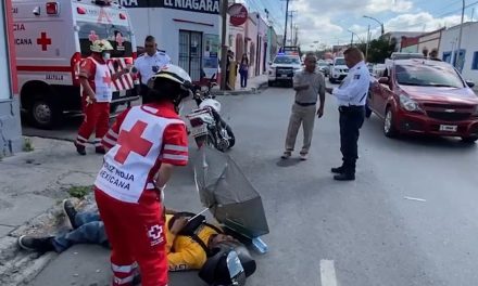 Conductora arrolla a motociclista por no respetar alto en el centro de Saltillo