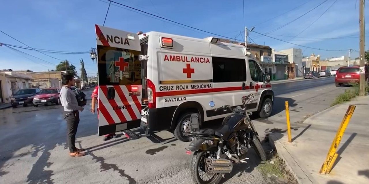 Conductor arrolla a motociclista en Saltillo y huye; deja la placa