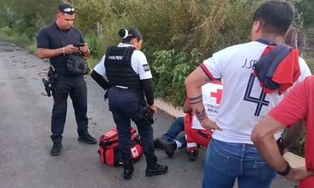 Con un bat  sujetos golpean a un hombre en Parras