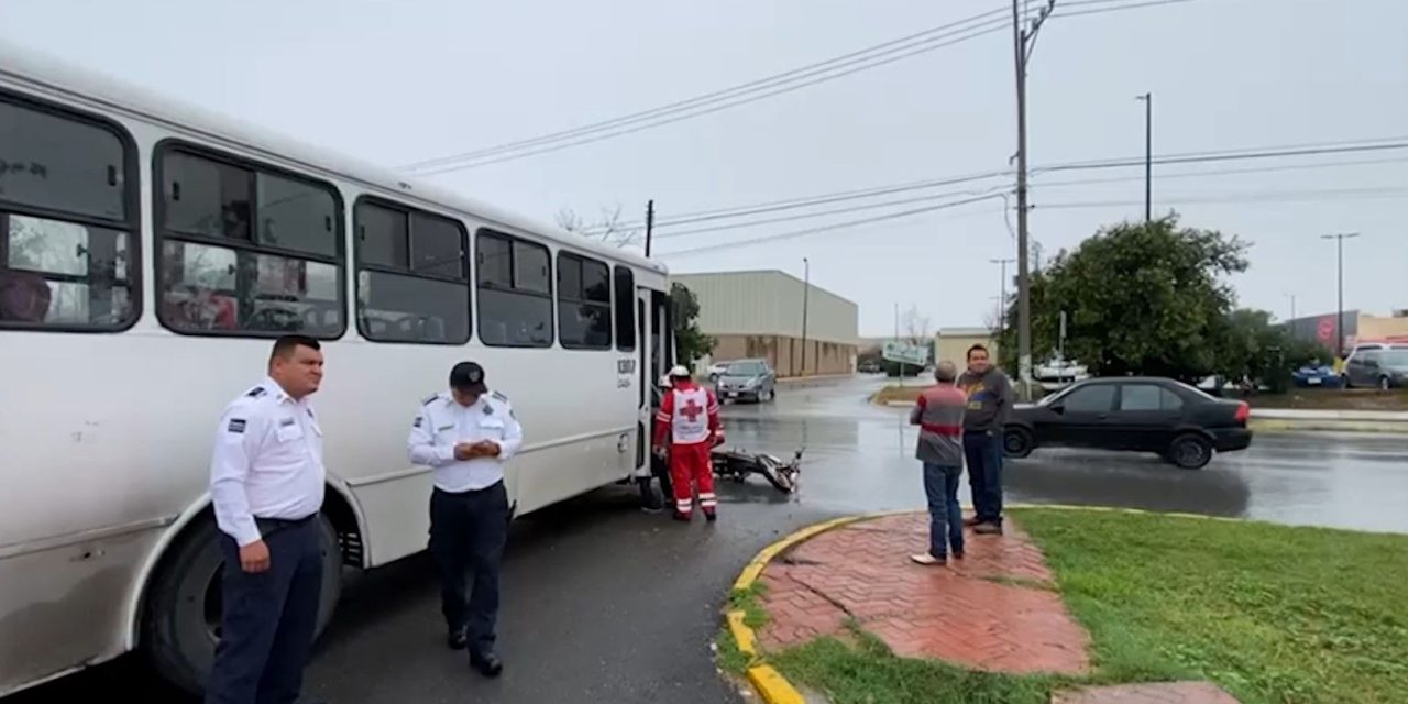 Derriba combi a trabajador de empresa refresquera en Saltillo