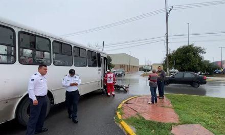 Derriba combi a trabajador de empresa refresquera en Saltillo