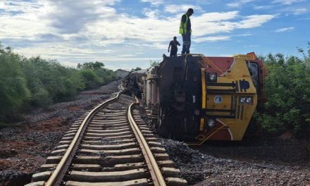 Se descarrila tren de carga en Sinaloa y deja tres personas heridas