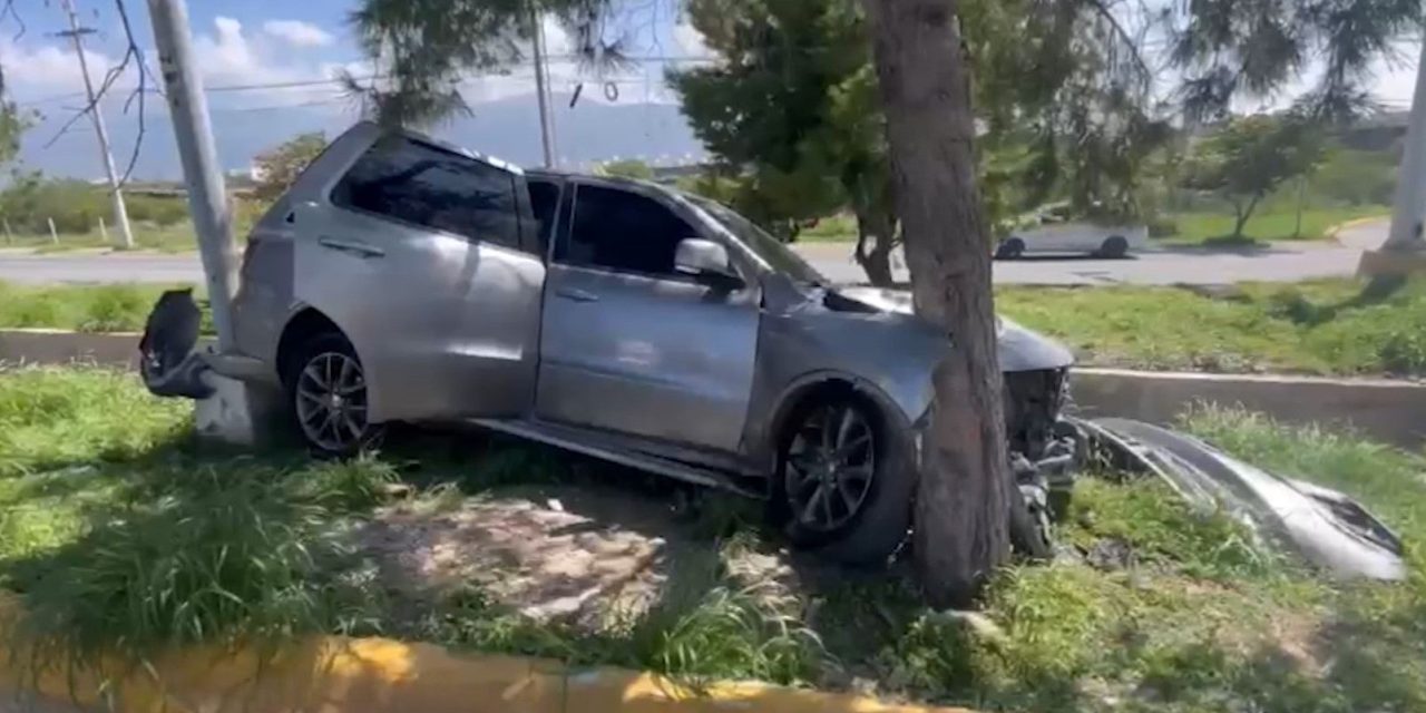 Destruye su camioneta en el bulevar Carlos Abedrop