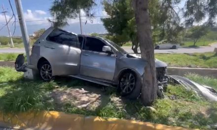 Destruye su camioneta en el bulevar Carlos Abedrop