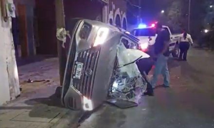 Joven es detenido tras sufrir una volcadura en Saltillo