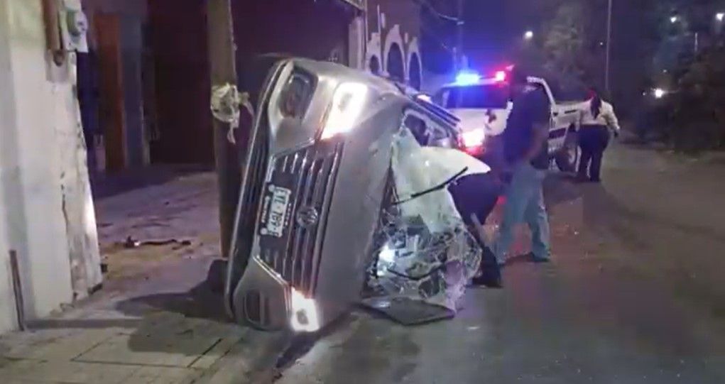 Joven es detenido tras sufrir una volcadura en Saltillo