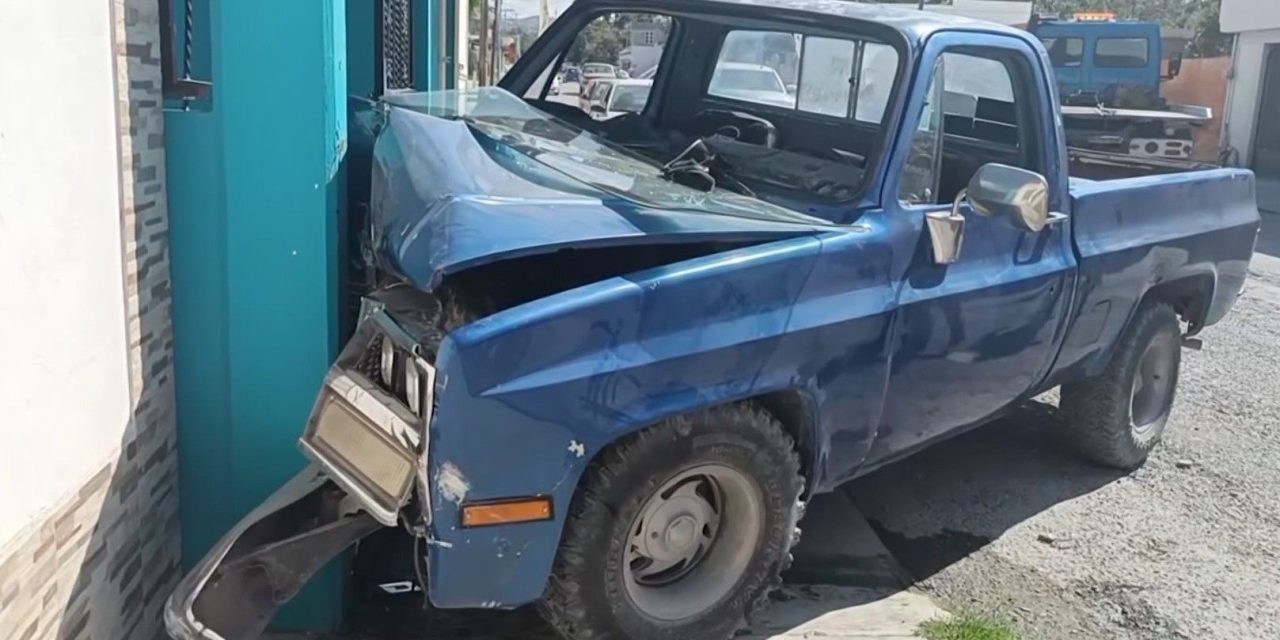 Ebrio impacta camioneta en un domicilio de Parras