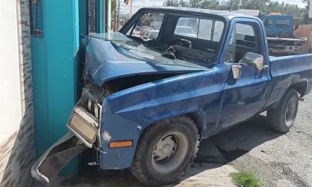 Ebrio impacta camioneta en un domicilio de Parras