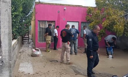 Fuertes lluvias en Parras inundan varias viviendas