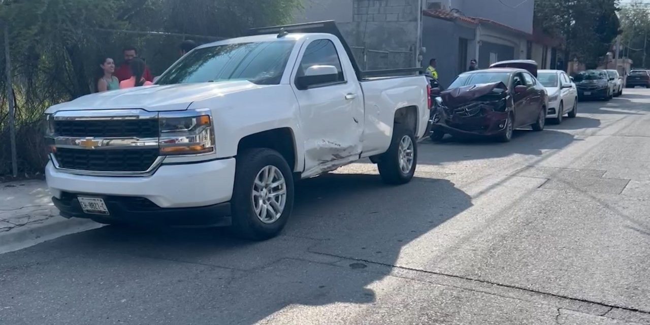 Conductor ignora el alto y destruye vehículo de reciente modelo en Saltillo