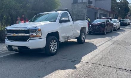 Conductor ignora el alto y destruye vehículo de reciente modelo en Saltillo