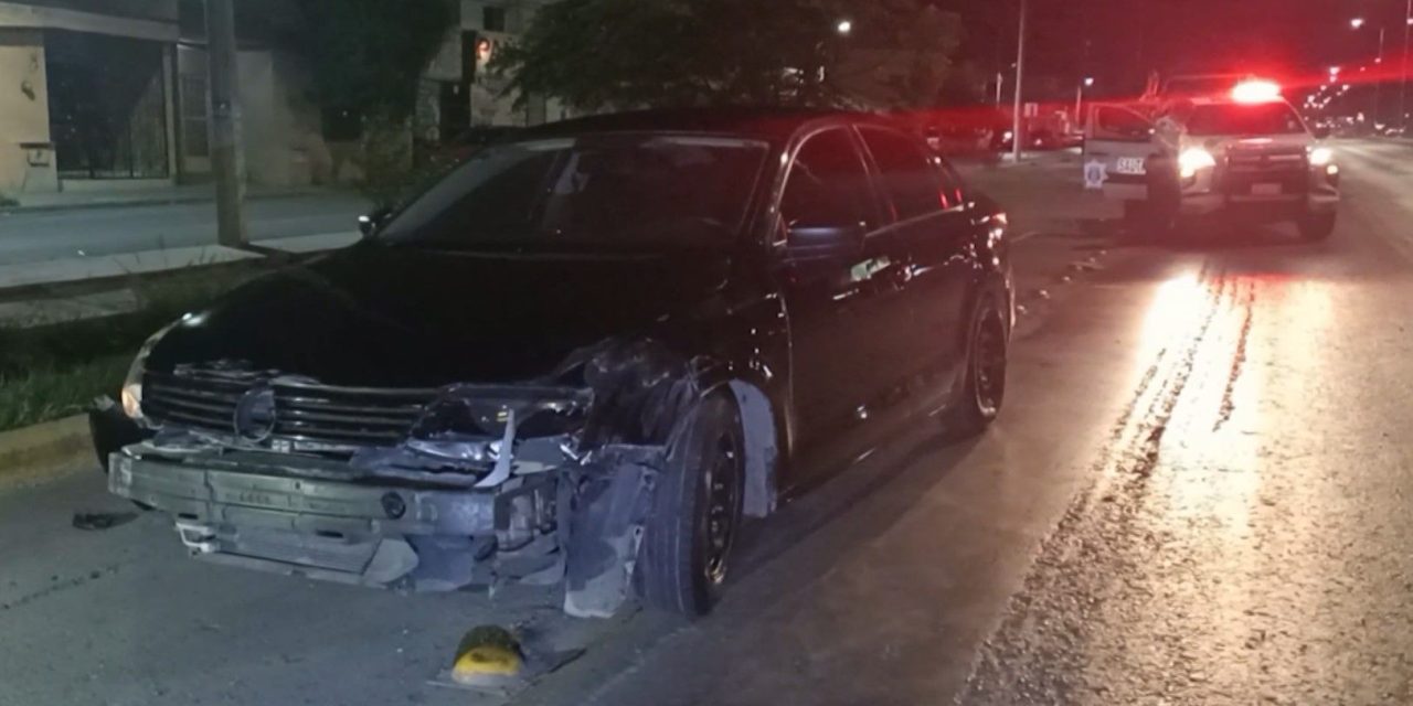 Auto se impacta contra llantas de camión en Saltillo