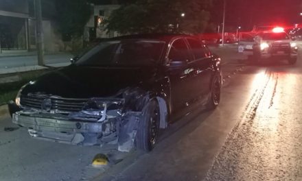 Auto se impacta contra llantas de camión en Saltillo
