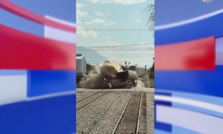 Camión imprudente intenta ganarle el paso al tren y lo embiste en Saltillo