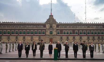 Realiza AMLO y Claudia Sheinbaum el izamiento de bandera a media asta por víctimas de sismos