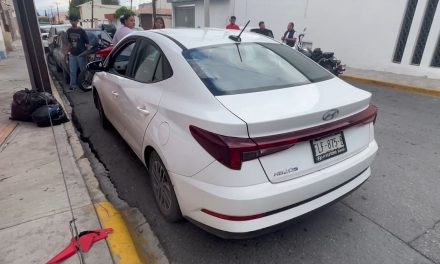 Le quita derecho de paso a motociclista yo derribó de su vehículo
