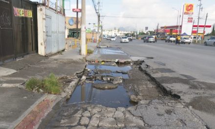 Lluvias destruyen carpeta asfáltica en Otilio González