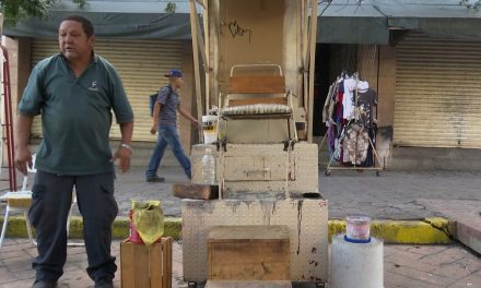 ‘Me encanta mi trabajo’;  Bolero sostiene a su familia boleando a diario en el centro de Saltillo