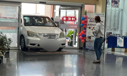 Saltillo: Hombre de la tercera edad confunde entrada de supermercado con estacionamiento
