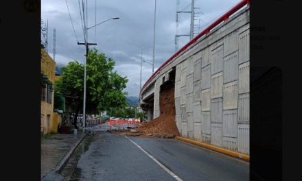 Se derrumba lateral de puente de Morones Prieto en Nuevo León