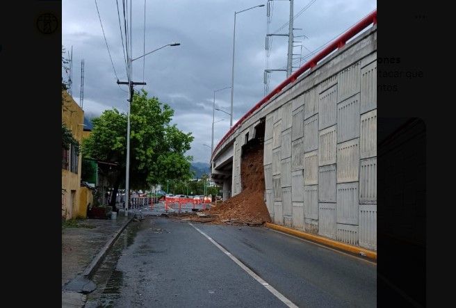 Se derrumba lateral de puente de Morones Prieto en Nuevo León