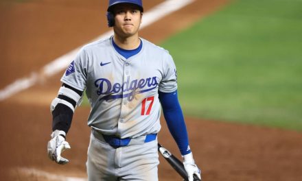 Shohei Ohtani a la historia del beisbol al ser el primero en lograr 50 hr y 50 bases robadas