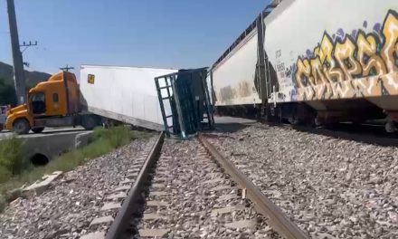 Otra vez intentan ganar al tren y ocasionan accidente
