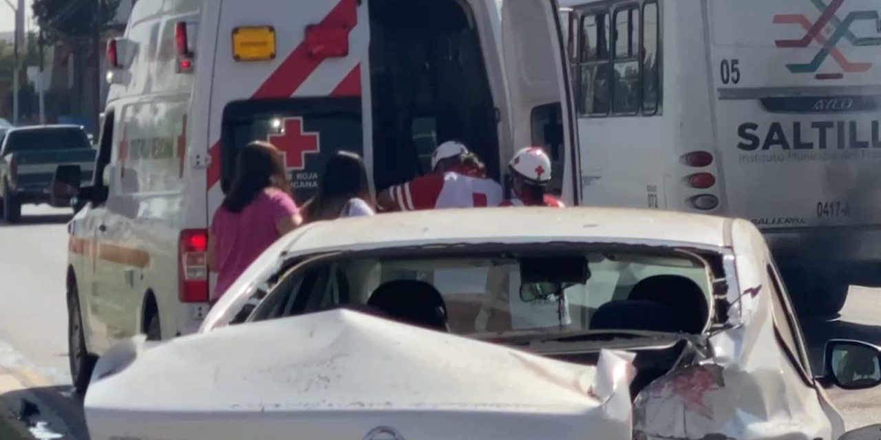 Protagonizan fuerte accidente en boulevard Fundadores