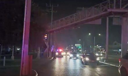 Joven quiso saltar de un puente en Saltillo y transeúntes lo impiden