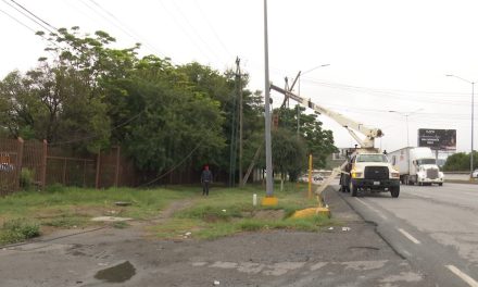 Retiran poste que estaba a punto de caer en Ramos Arizpe