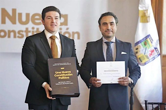 Samuel García entrega notaría y contrato de 58 mdp a su asesor personal