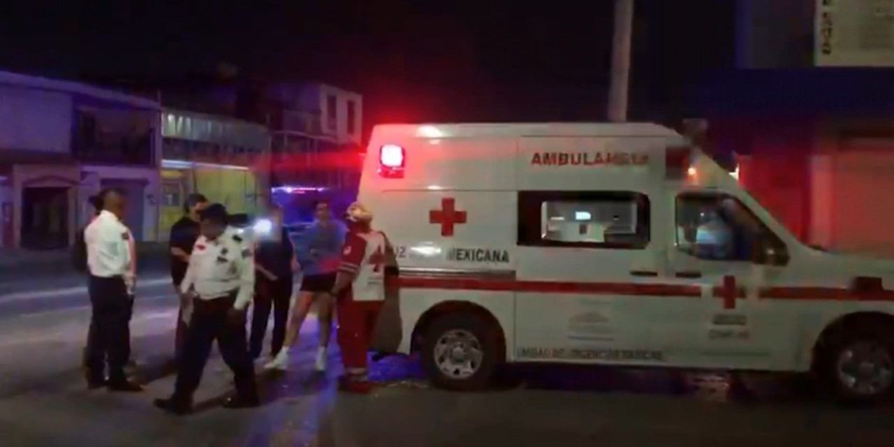 Hombre baja de transporte y coche se lo lleva de encuentro en Saltillo