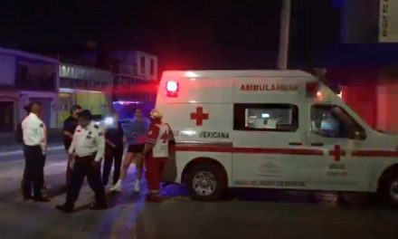 Hombre baja de transporte y coche se lo lleva de encuentro en Saltillo