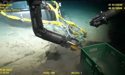 Muestran rescate de los restos del submarino Titán del fondo del océano