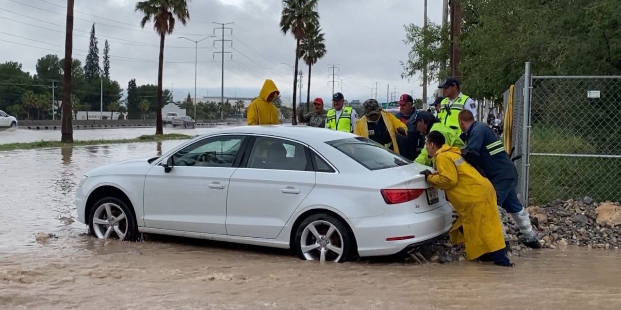 Vehículo de lujo se quedó varado en Saltillo