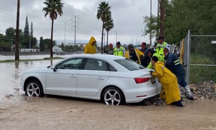 Vehículo de lujo se quedó varado en Saltillo