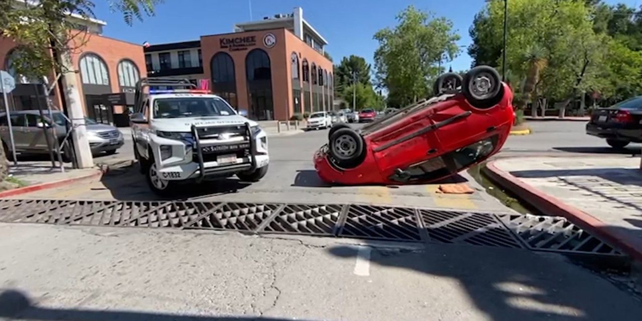 Volcadura en plena zona centro de Saltillo