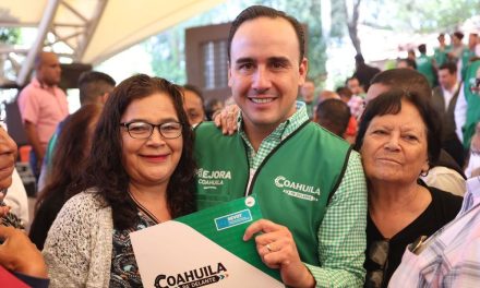 Manolo Jiménez entrega más de mil 800 escrituras a familias
