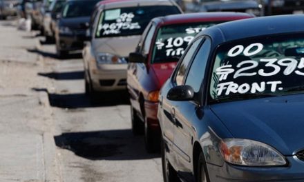 Van en Torreón contra autos irregulares