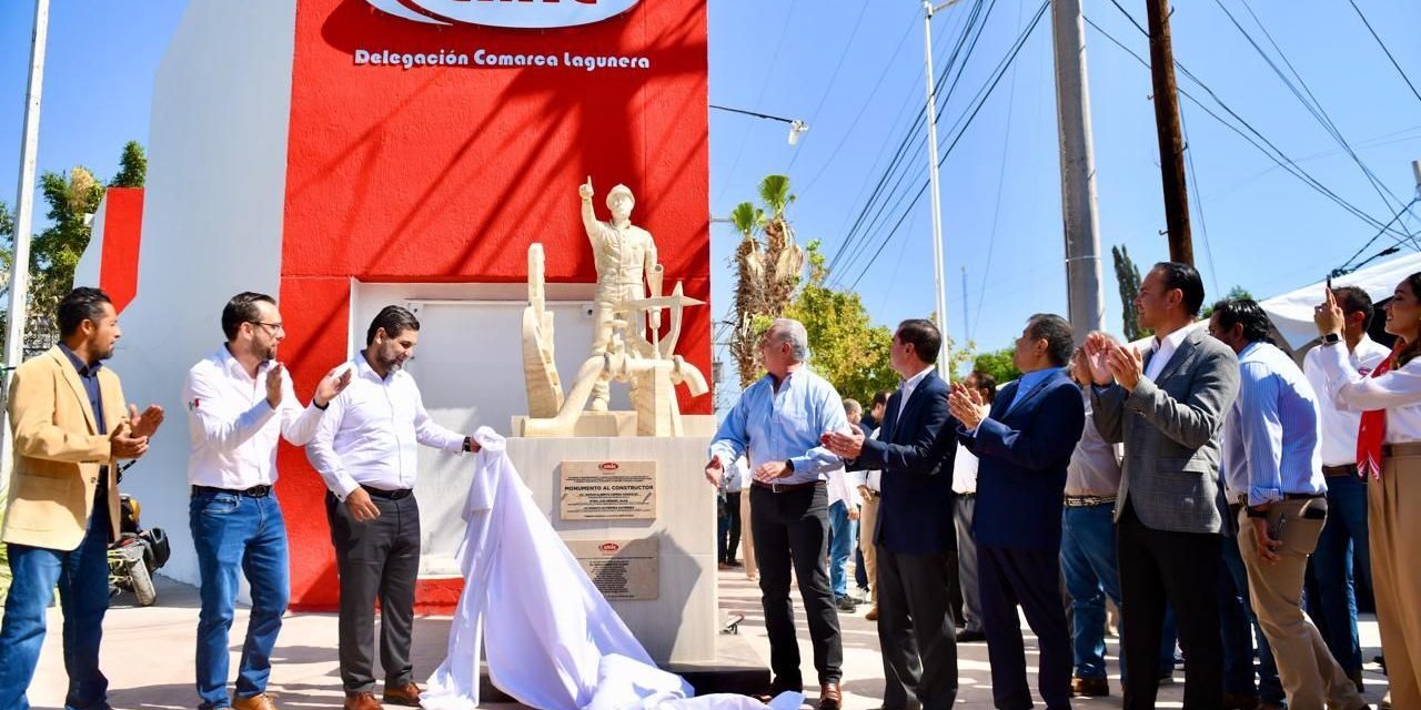 Develan monumento en honor a los constructores
